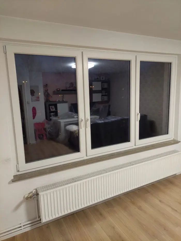 Dreiteiliges weißes Fenster nach der Montage von innen