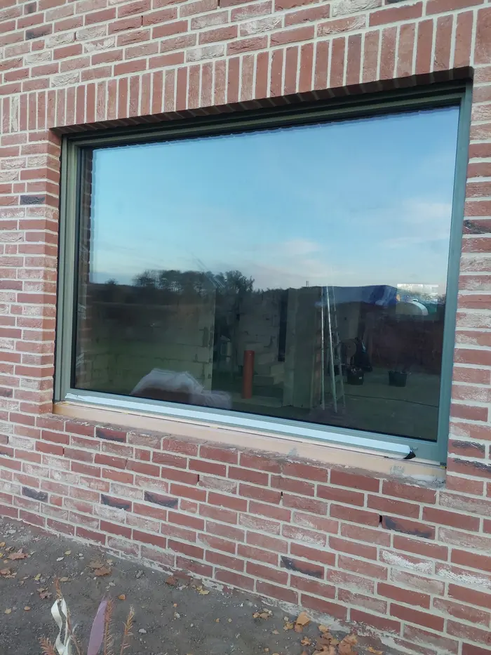 Neues anthrazitfarbenes Fenster in einer Klinkerfassade, montiert von RUGwood